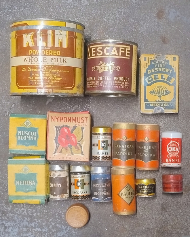 Vanhoja maustepakkauksia  ja purkit 1930-40-luvuilta