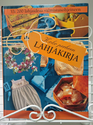 Koko perheen lahjakirja - yli 200 ideaa valmistusohjeineen