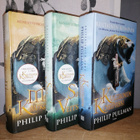 Philip Pullman - Universumien tomu 1-3 - Koko trilogia - pikkukuva 1