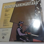 J. KARJALAINEN - KOOKOSPÄHKINÄKITARA VG+/EX LP NIMMARILLA - pikkukuva 3