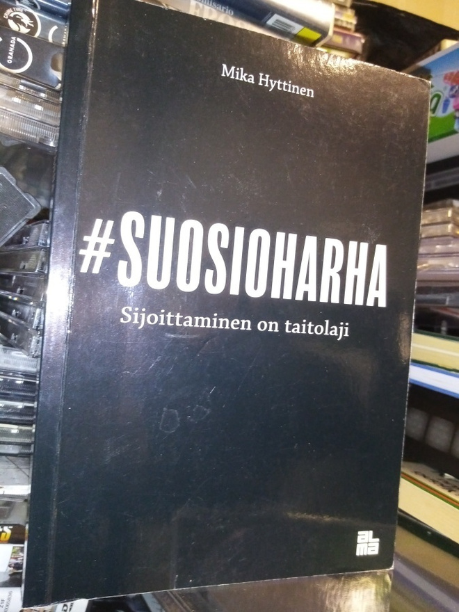 Mika Hyttinen :  SUOSIOHARHA ( SIS POSTIKULU)