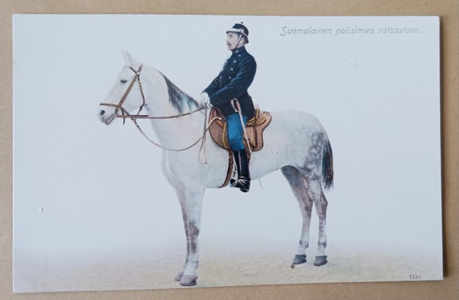 Suomalainen poliisimies ratsastaen, vanha väripk, ei p.