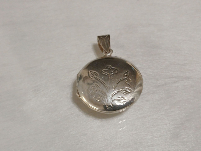 Hopeinen soikea kaiverrettu medaljonki riipus
