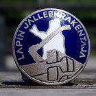Emalinen merkki. Lapin jälleenrakentaja. 18 mm. - pikkukuva 2