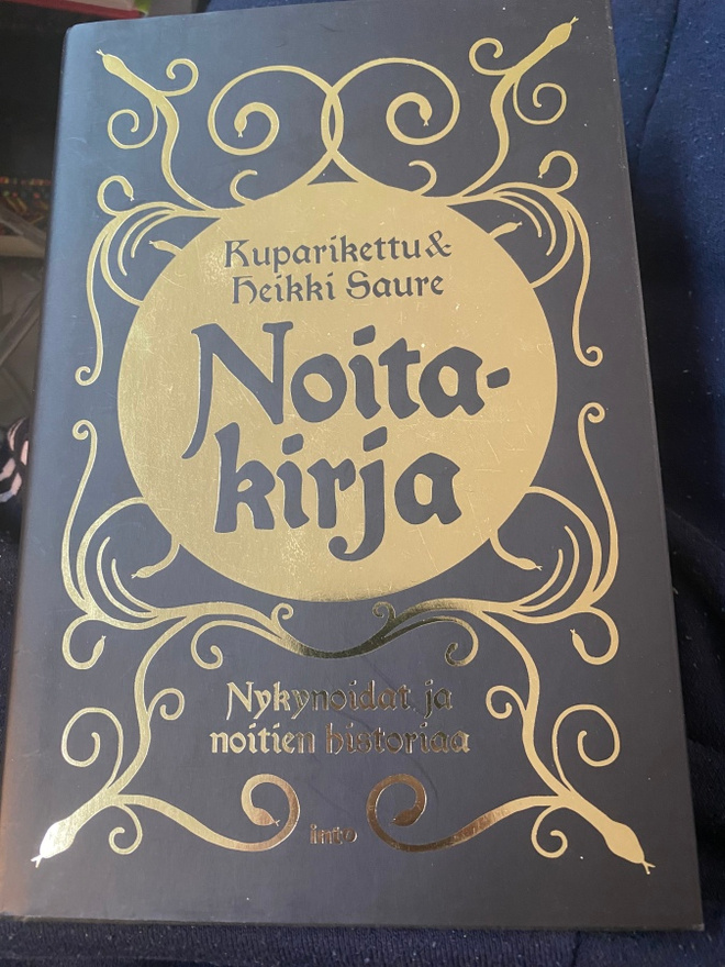 Noitakirja. Nykynoidat ja noitien historia