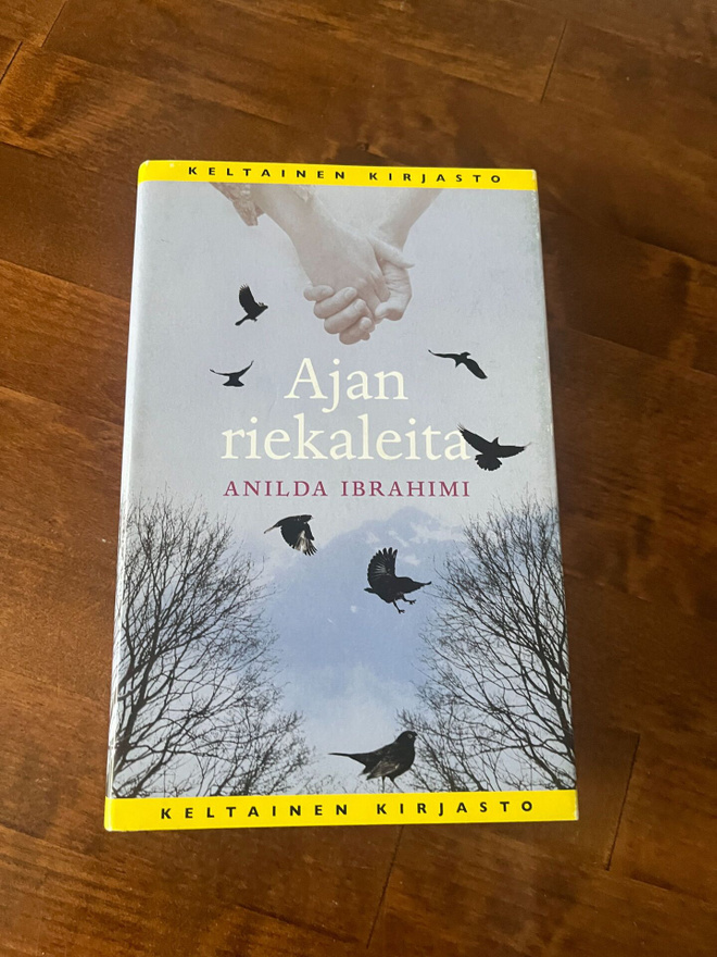 Anilda Ibrahimi : Ajan riekaleita  Sid. 1p v.2013