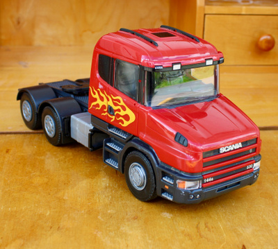 Emek Scania 144G 530 lelurekka liekkikuviolla