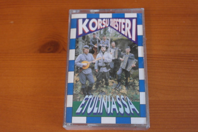 Korsuorkesteri:Etulinjassa C-kasetti.