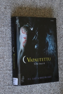 P. C. & Kristin Cast : Vapautettu Yön talo 8 ( k.poisto )