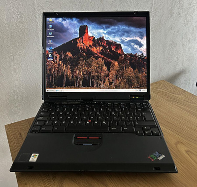 IBM ThinkPad T23 retrokannettava + telakka