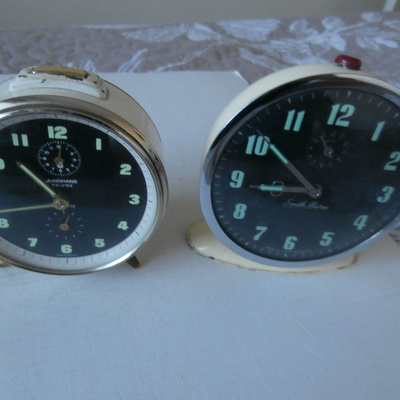 Herätyskelloja 2 kpl Junghans ja SMITH ALARM