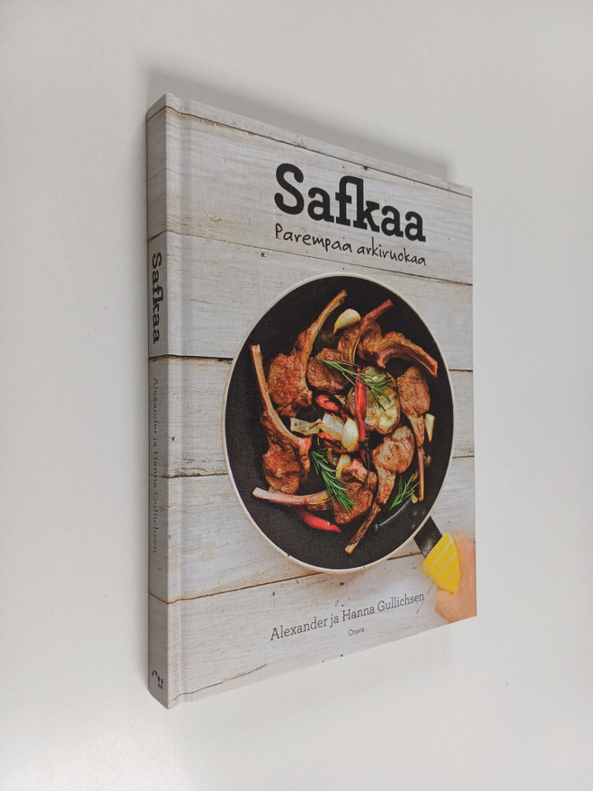 Hanna Gullichsen ym. : Safkaa : parempaa arkiruokaa