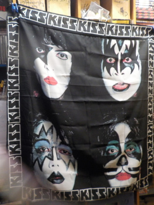 KISS MEGA SEINÄLIPPU KOKO 105x100 CM