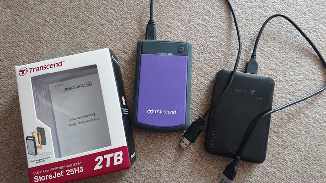 2 kpl ulkoisia kiintolevyjä, 2 TB ja 1 TB