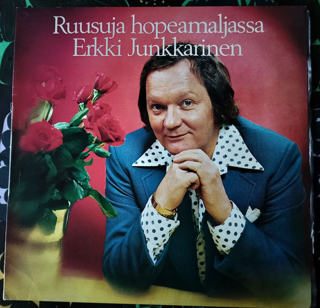 ERKKI JUNKKARINEN-RUUSUJA HOPEAMALJASSA,BLU-LP 180,v.1976