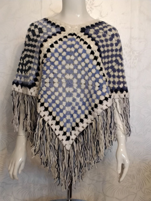 Alina´s Handmade käsin virkattu Poncho valkoinen siniharmaa