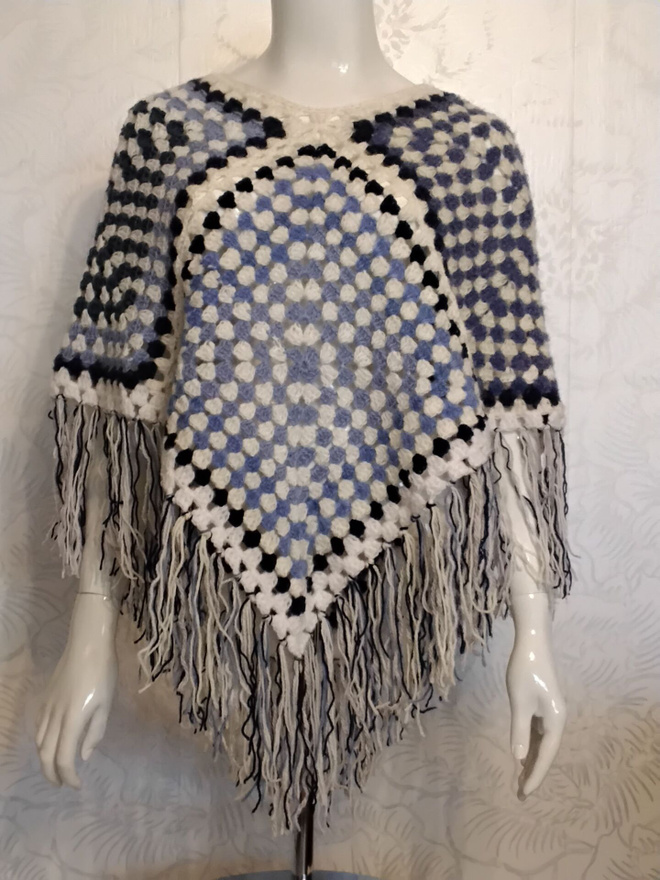 Alina´s Handmade käsin virkattu Poncho valkoinen siniharmaa