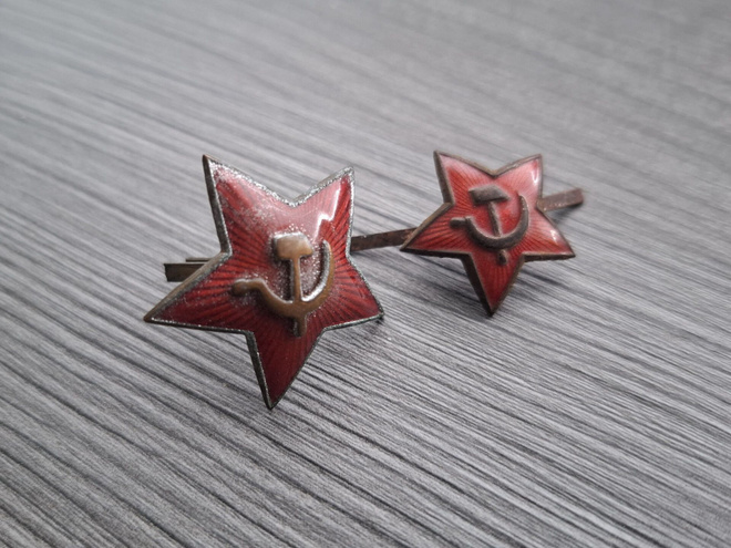 Puna- armeijan kokardit. Lakki- ja suikkakokardi