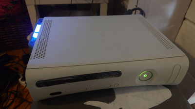 Xbox 360 konsoli + peli ja tarvikepaketti