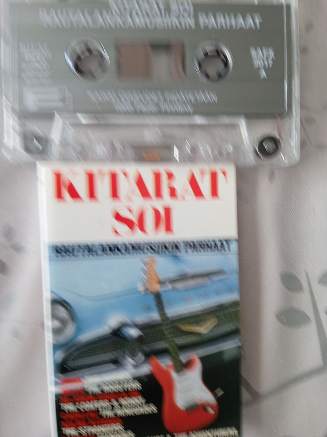 C- KASETTI: KITARAT SOI : RAUTALANKAMUSIIKIN PARHAAT