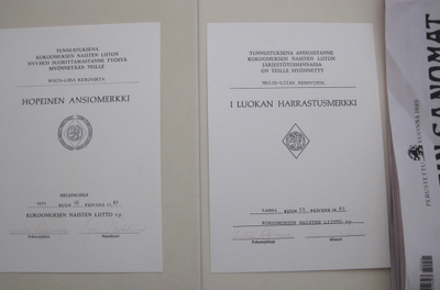 2 VANHAA Luovaria Kokookus Naisten Liitto Ansiomerkit 1983