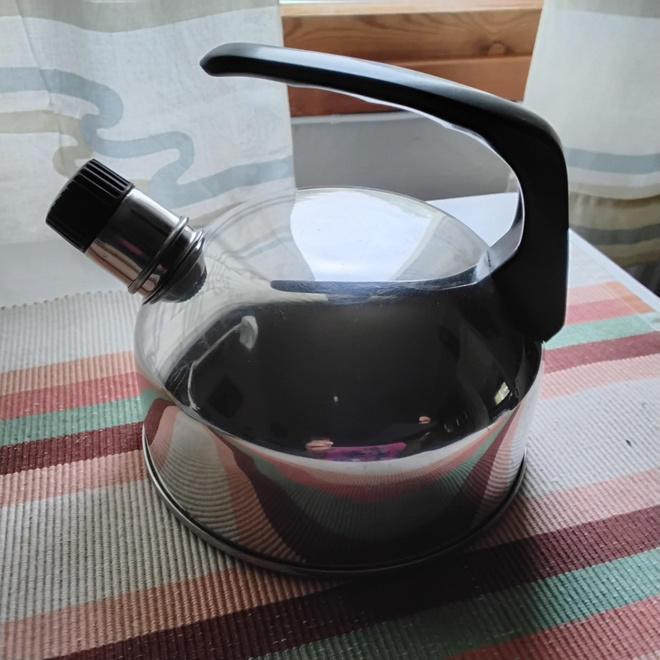 Viheltävä teräspannu