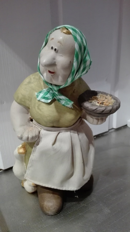 KERAAMINEN MUORI JA ANKAT KORISTE-ESINE