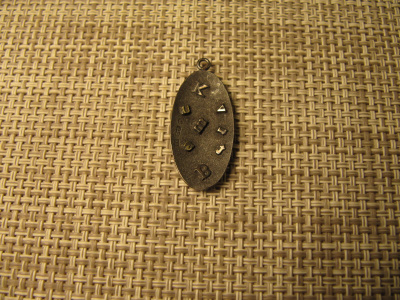 Hopeinen amuletti.