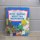 TAMMEN KULTAISET KIRJAT, NISSE NASKALI MUUTTAA KAUPUNKIIN - pikkukuva 1