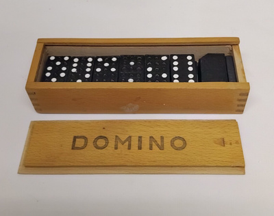 DOMINO-PELI PUULAATIKOSSA