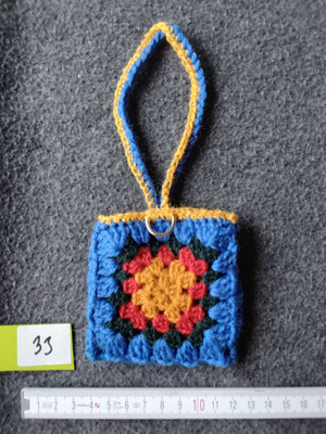 Alina´s Handmade virkattu avaimenperä airpodin suojakoteloon