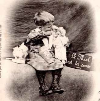 LAPSI / Lapsi ruututakissa nukke sylissään. 1900-l.