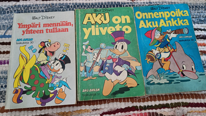 Aku Ankka taskukirja n.30-33.35.37.38  1.P.