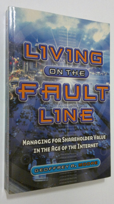 Geoffrey A. Moore : Living on the fault line : managing f...