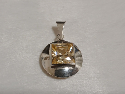 Kotimainen Design Hopea riipus kivellä KI 925