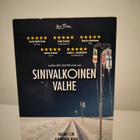 sinivalkoinen valhe - pikkukuva 1