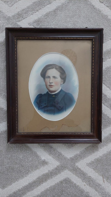 Punaposkinen nainen