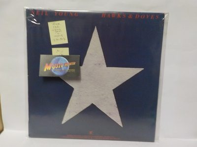 NEIL YOUNG - HAWKS & DOVES M-/M- 1980 SPAIN PRESS LP