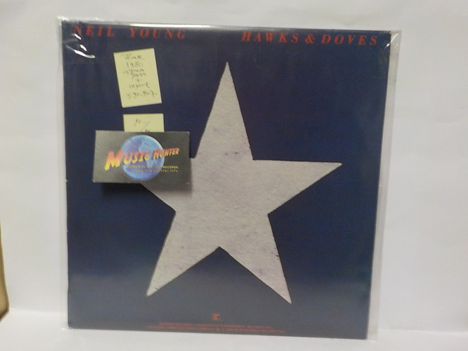 NEIL YOUNG - HAWKS & DOVES M-/M- 1980 SPAIN PRESS LP