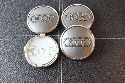 Audi vannekeskiöt – Kromi-Harmaa – 61mm (4kpl sa