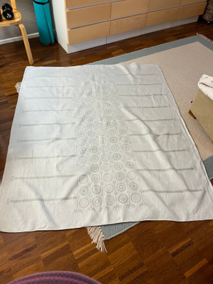 Iso pöytäliina, design Dora Jung