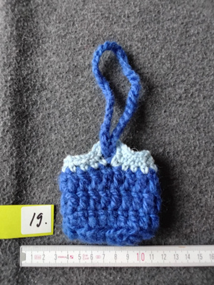 Alina´s Handmade virkattu avaimenperä airpodin suojakoteloon