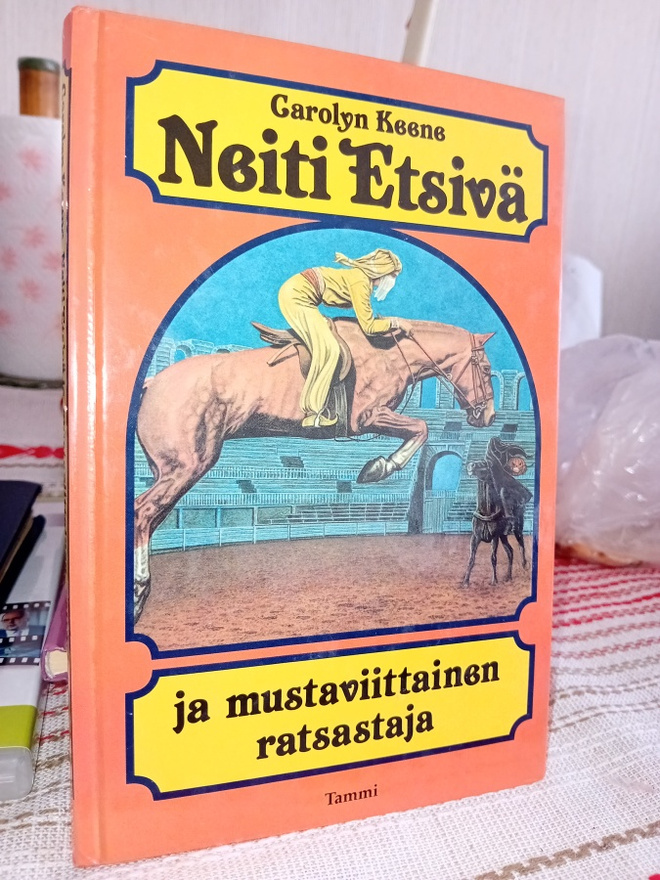 Keene: Neiti Etsivä ja mustaviittainen ratsastaja