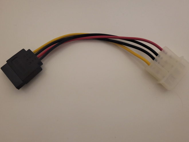 Molex - SATA adapteri (KÄYTTÄMÄTÖN)