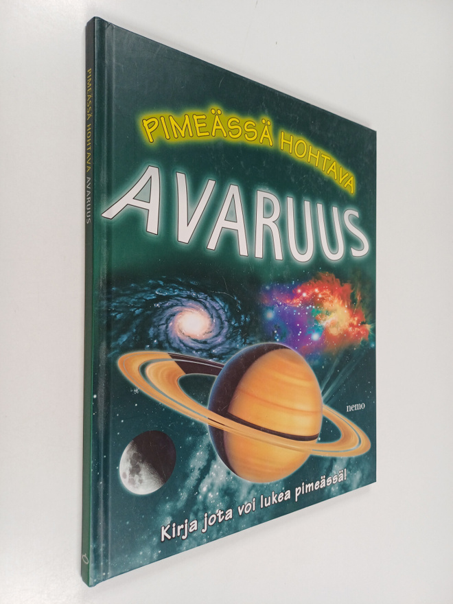 Nicholas Harris : Pimeässä hohtava avaruus