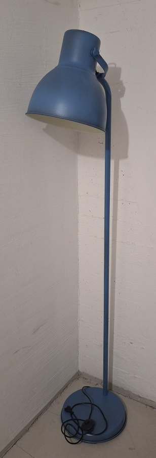 Vaaleansininen lattiavalaisin Ikea Hektar