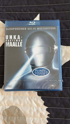 UHKAVAATIMUS MAALLE BLU-RAY SUOMIJULKKARI (UUSI/KELMUISSA)