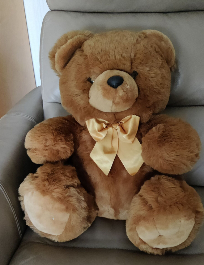 Iso kinuskinvärinen nalle