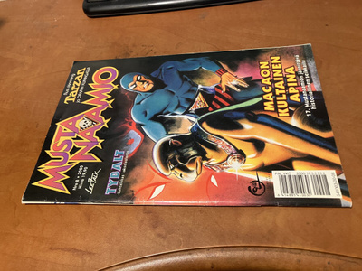 MUSTANAAMIO 8/2000
