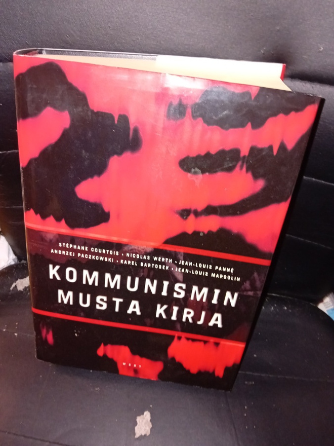KOMMUNISMIN MUSTA KIRJA ( SIS POSTIKULU  ) 1p. 2000